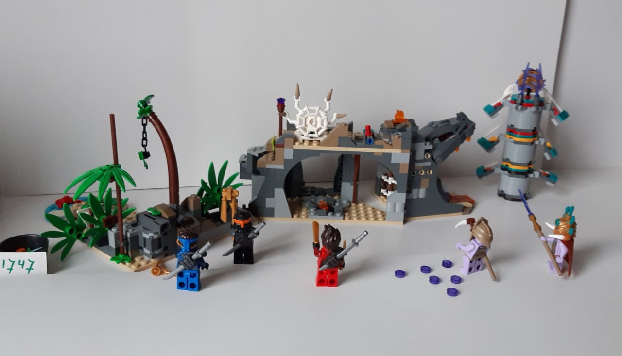 LEGO NINJAGO 71747: Het Dorp van de Beschermers