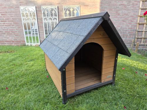 Houten hondenhok 1,5 jaar oud. Ongebruikt. Merk Zolia