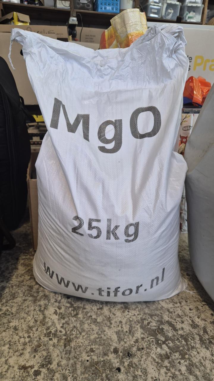 Een zak van 25 kg magnesiumoxide (MgO