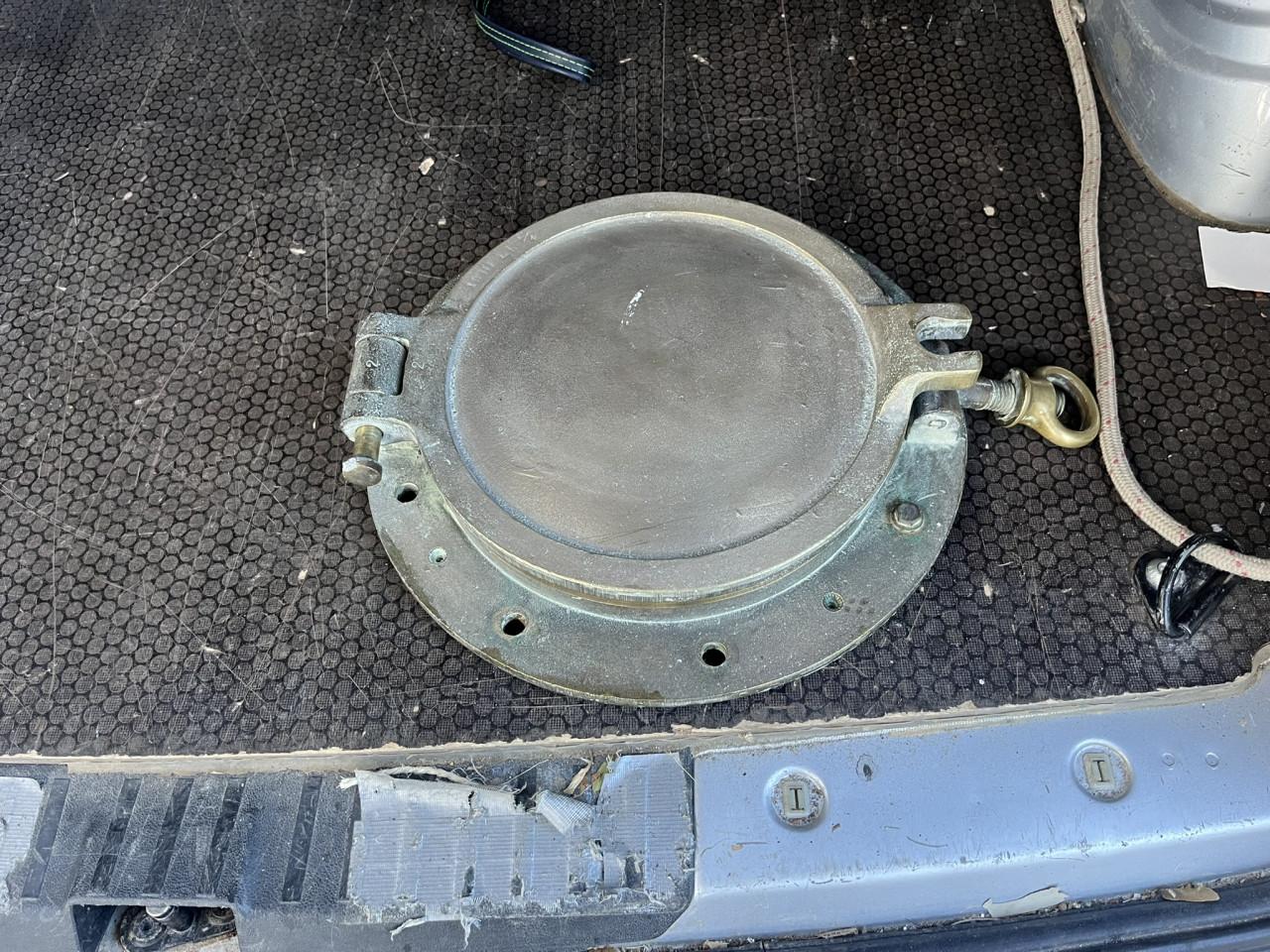 Patrijspoort met blind messing