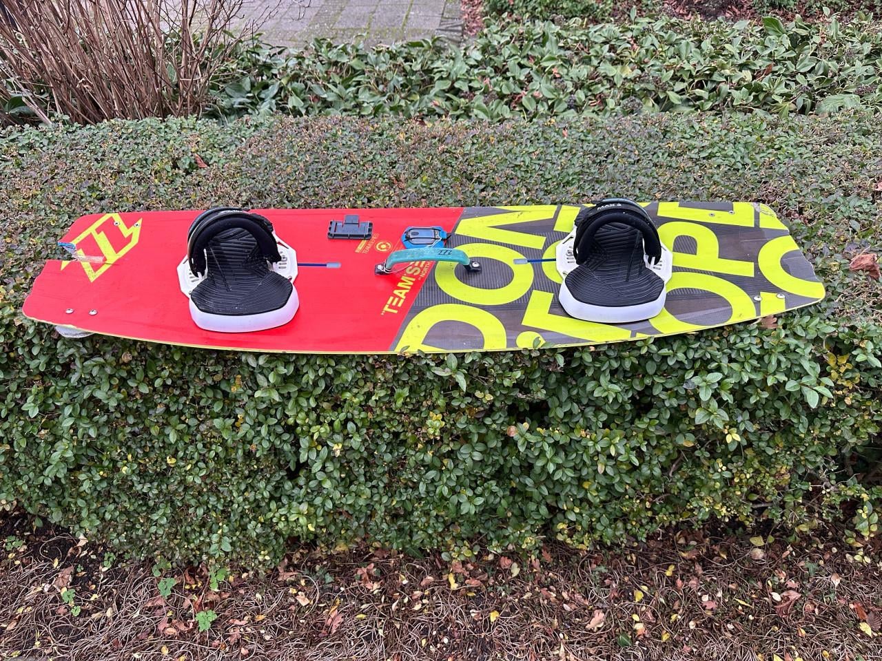 Teams kiteboard 138x42 lekkere pads. vaarbare schade. weggeefprijs.