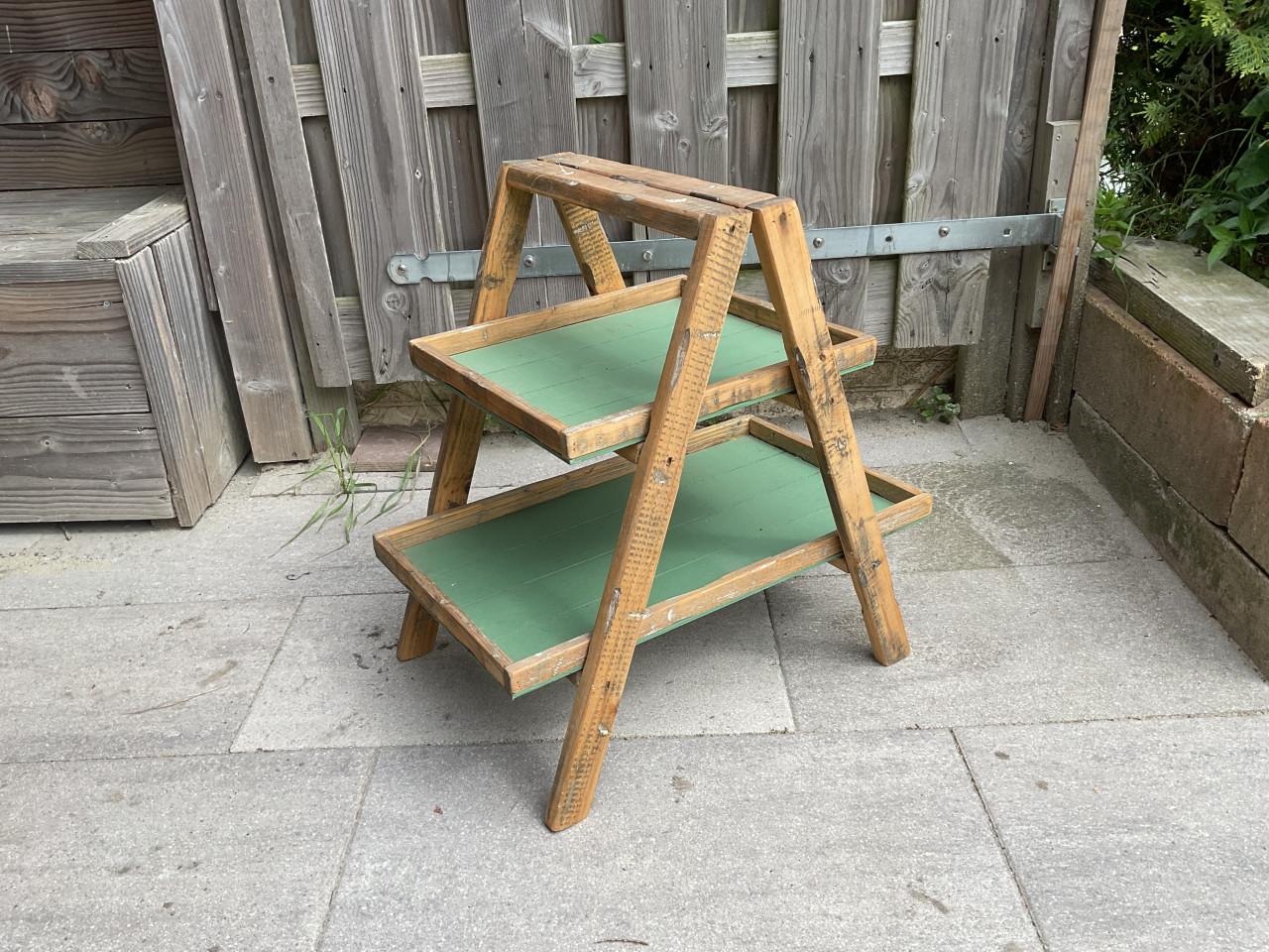 TE KOOP: OUDE Etagere