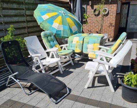 4 Hartman standen stoelen met kussens, Parasol en ligbed