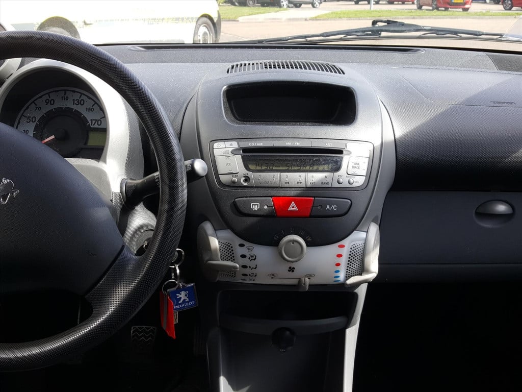 Peugeot 107 1.0 12v 68pk 5d xs airco | radio & cd-speler | lage km-stand | 