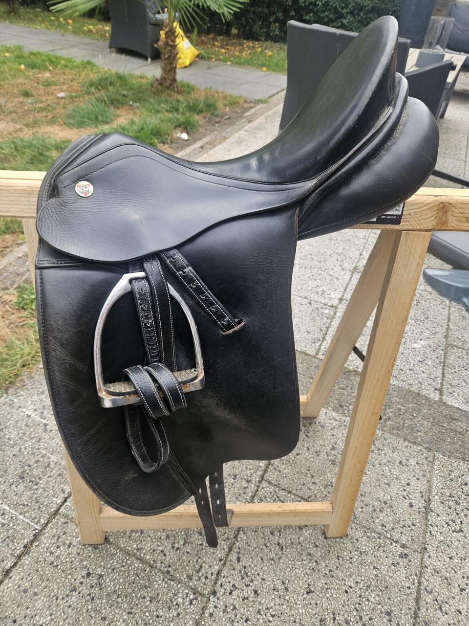 Dressuurzadel 17,5 inch KN