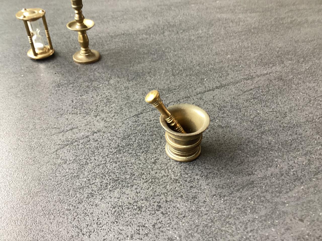 Kolenkit. Doofpot 2 x. Vijzel 2 x.  Stoof.  Zandloper.  Kaarsenhouder.