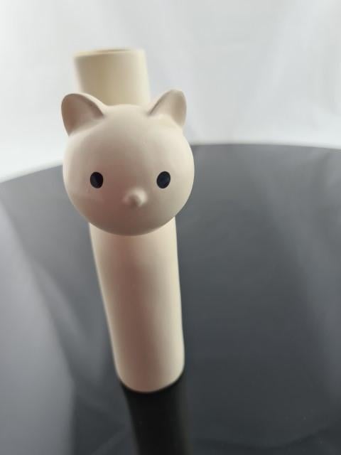 Bloemenvaasje kat crème