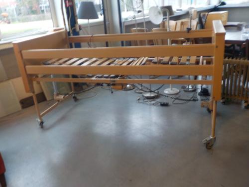 Elektrisch hoog-laag ledikant 90 x 200 cm op stevige wielen + pappegaai