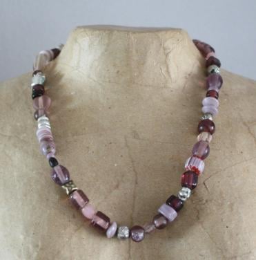 Paarse stenen kralen ketting