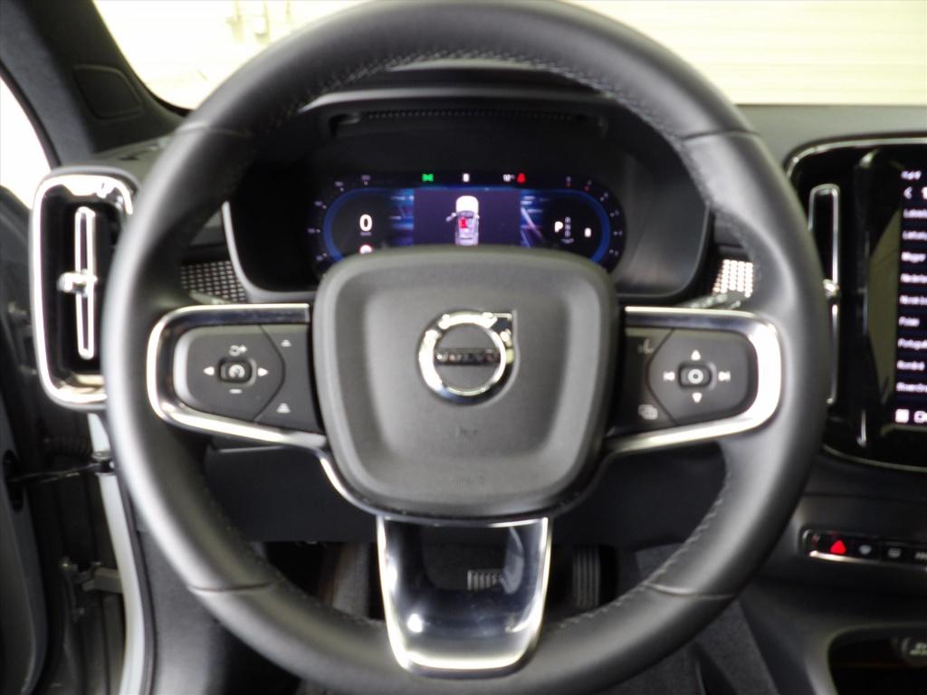 Volvo XC40 b3 163pk mild hybrid aut plus dark