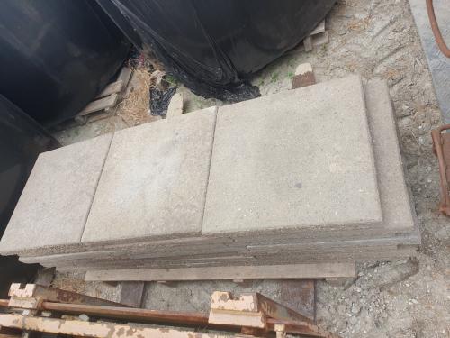 Beton tegels 50×50×5 cm.