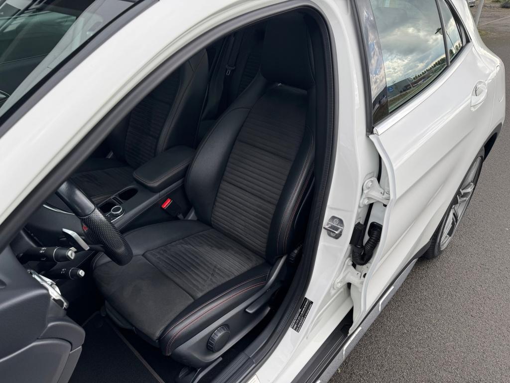 Mercedes-Benz Gla-klasse 200 amg line automaat , panoramaschuifdak , trekha