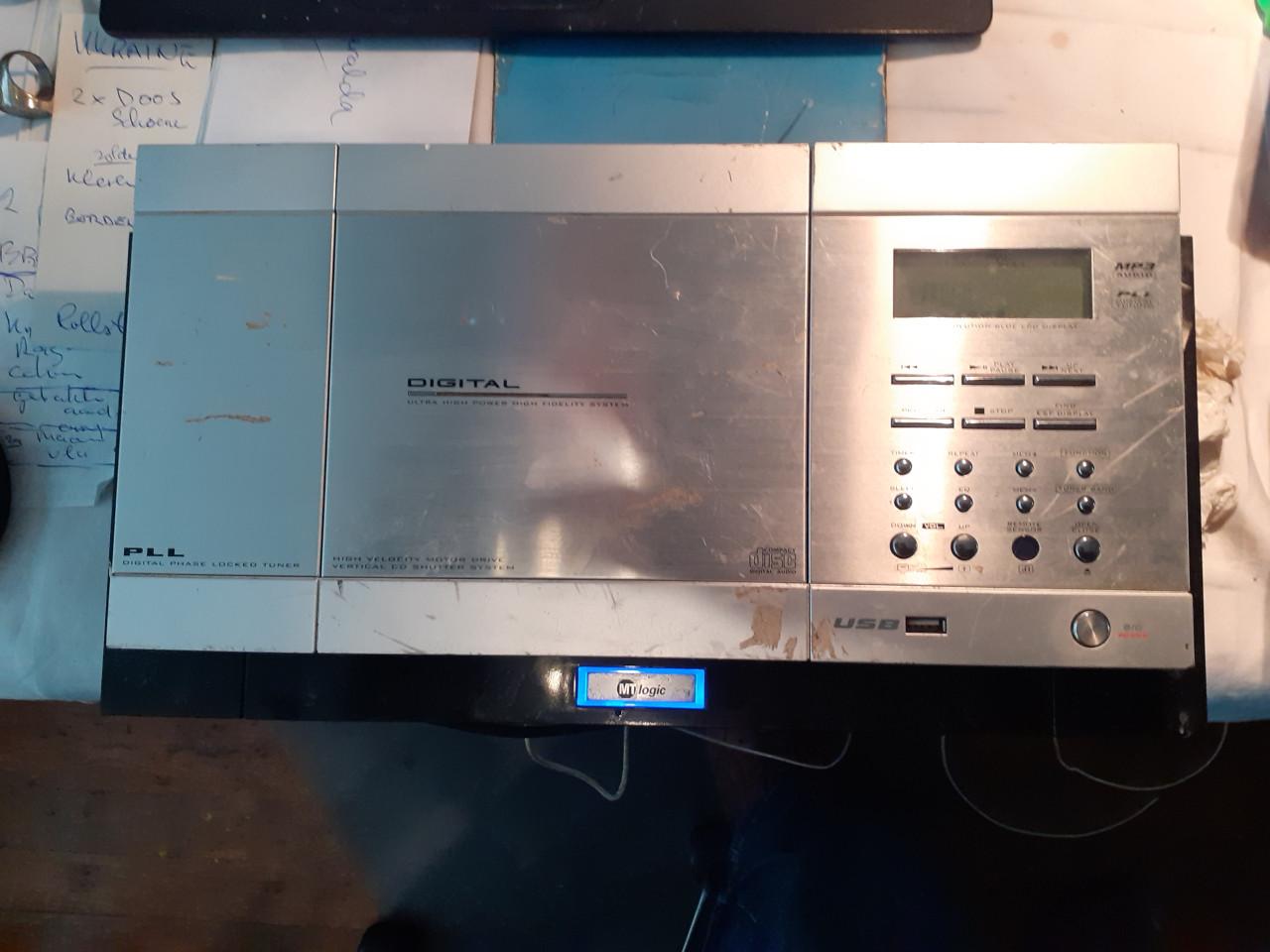 4 X Ophang..... Stereo Radio met MP3- Speler...met Boxen