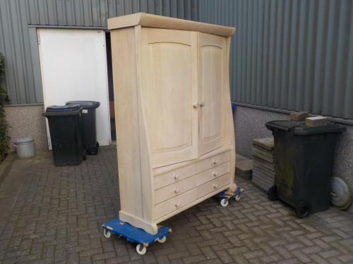 Geheel massief eiken geverfde wandmeubel in zeer goede staat