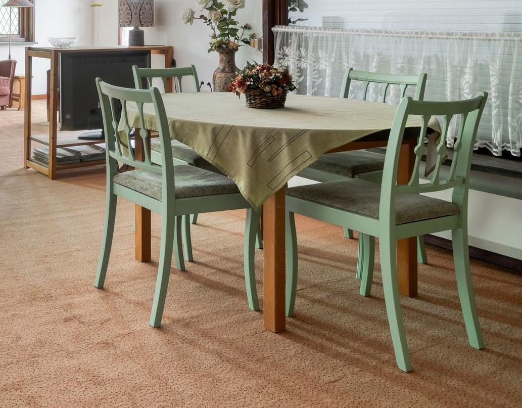 Tafel en stoelen