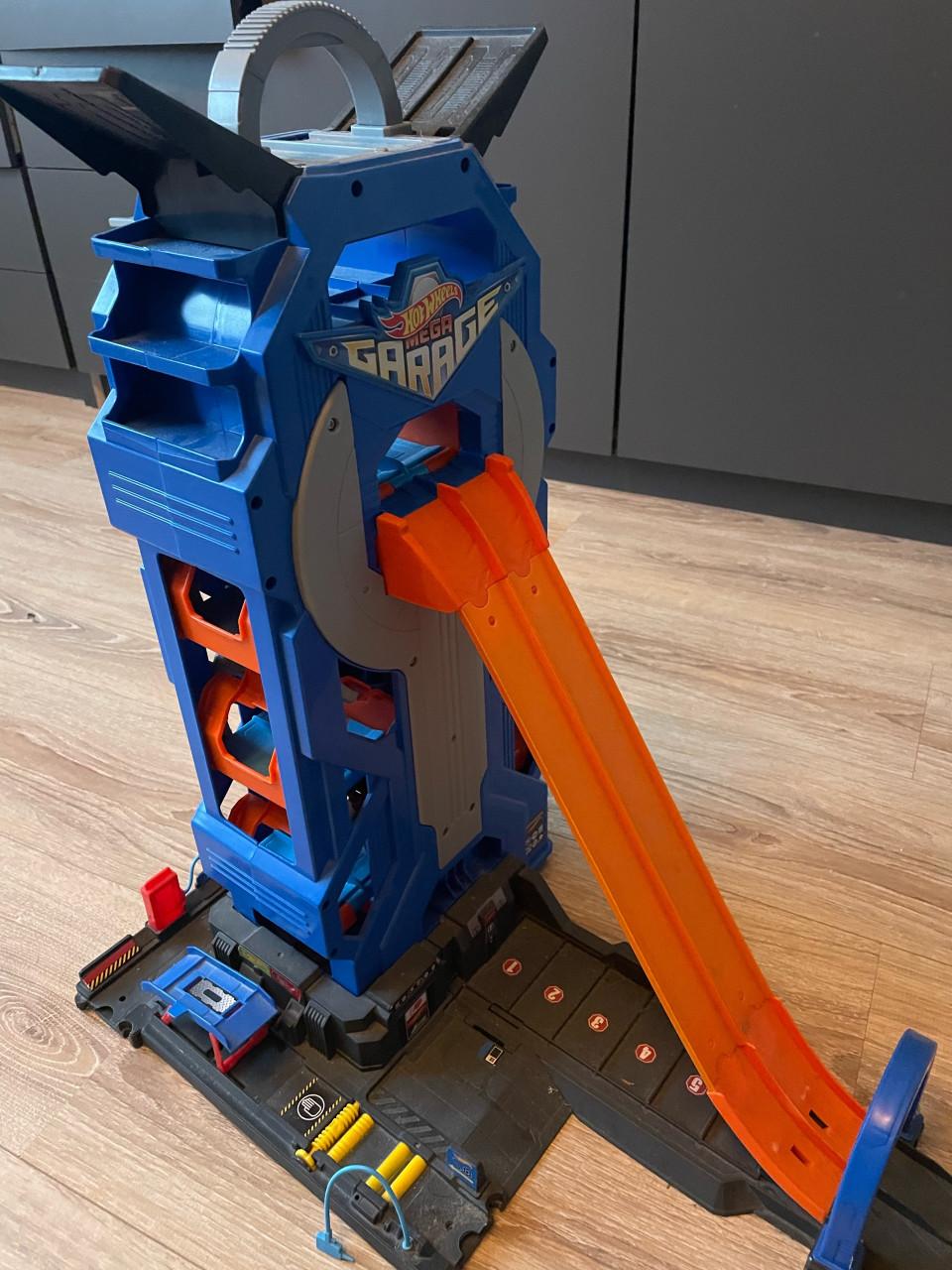 Hotwheel garage met super snelle glijbaan