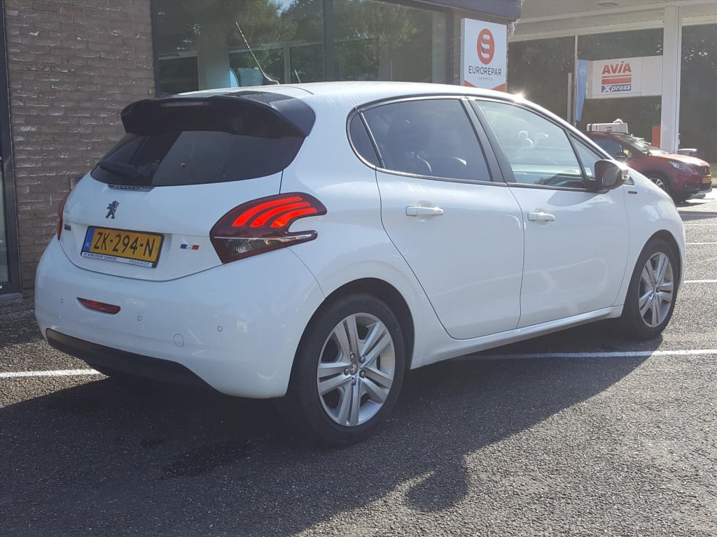 Peugeot 208 1.2 puretech 82pk signature navigatie | apple carplay & android