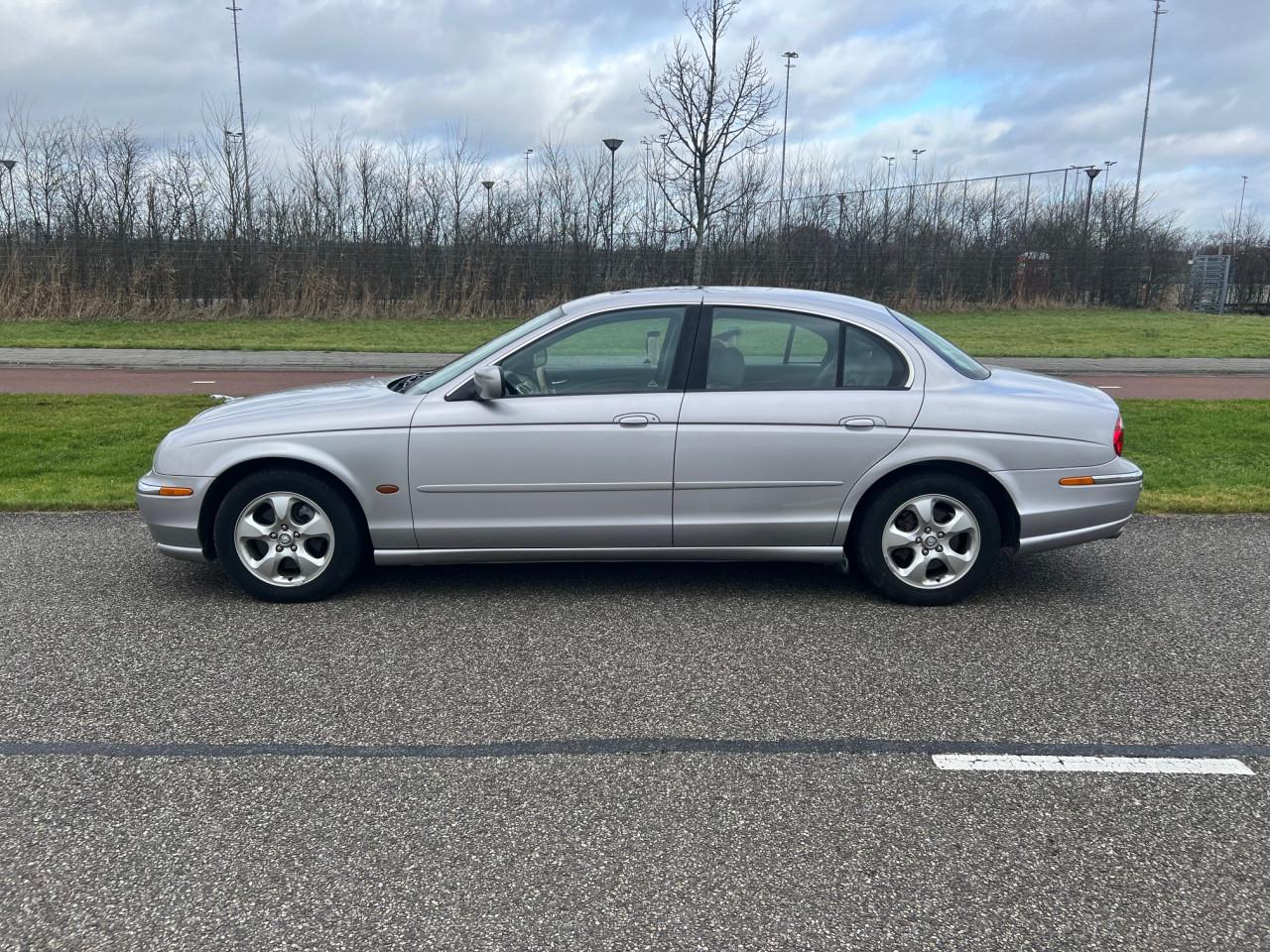 Prachtige Jaguar S Type uit 2000 met slechts 131.000 km aantoonbaar!!