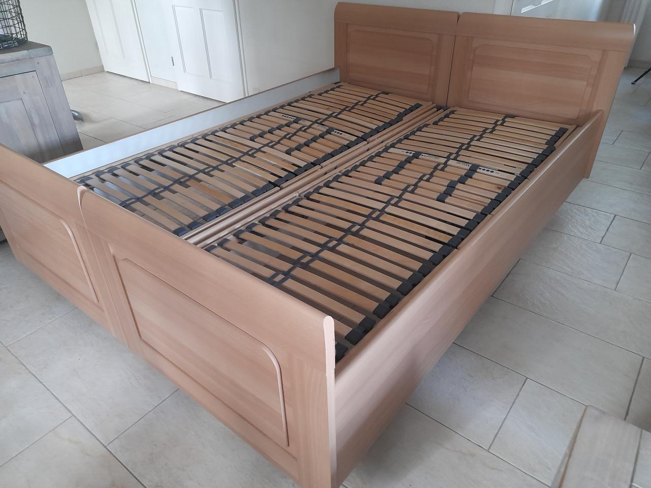 Elektrisch verstelbaar 2 persoons bed (verrijdbaar) in goede nette staat)