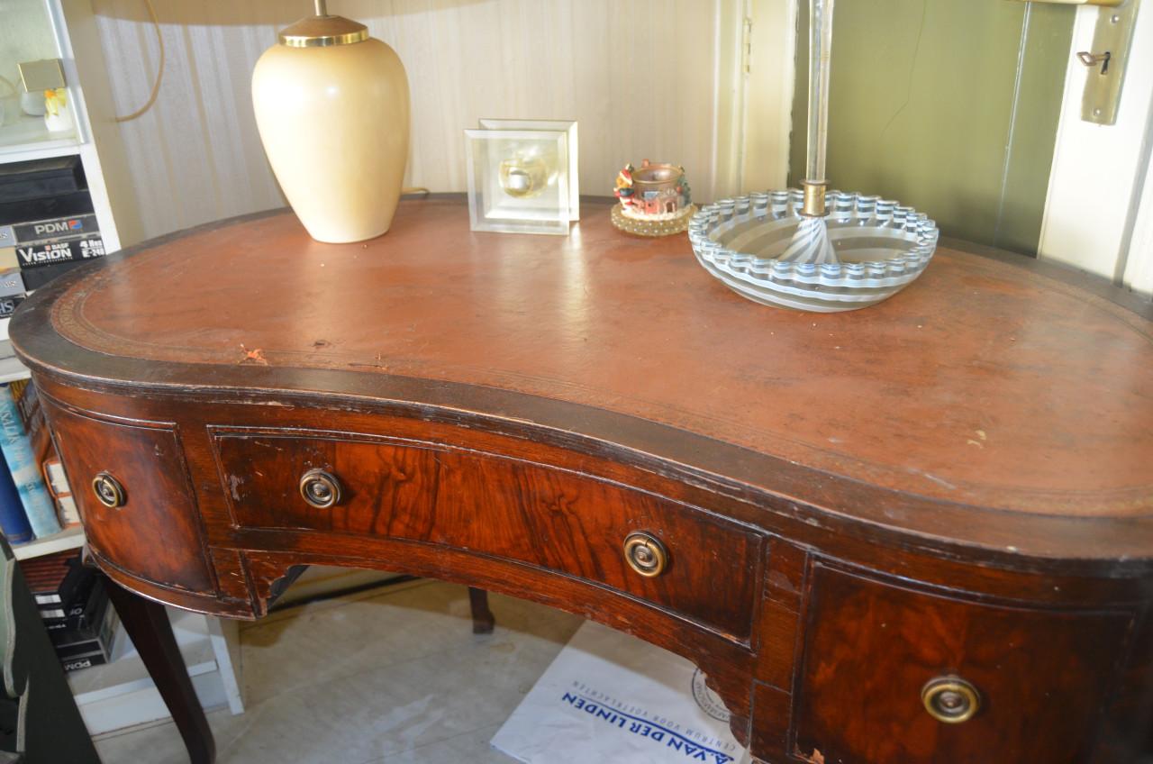 Antiek bureautje waar wat werk aan zit, niks ernstigs t.e.a.b.