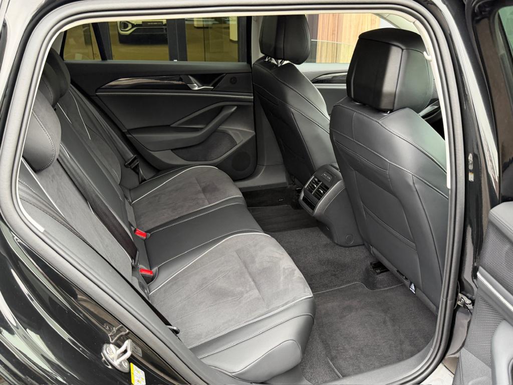 Volkswagen Passat variant 1.5 ehybrid business | trekhaak | alcantara | hea