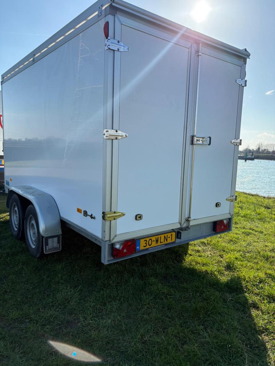 Zo goed als nieuwe dichte aanhanger – Hapert Sapphire geremd