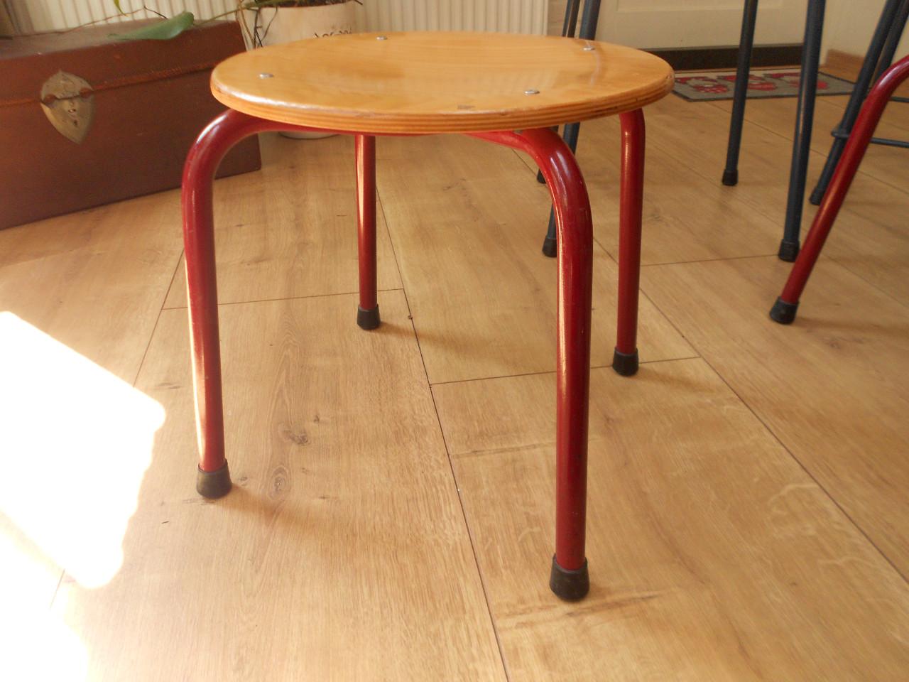 Vijf vintage presikhaaf krukje school kruk.