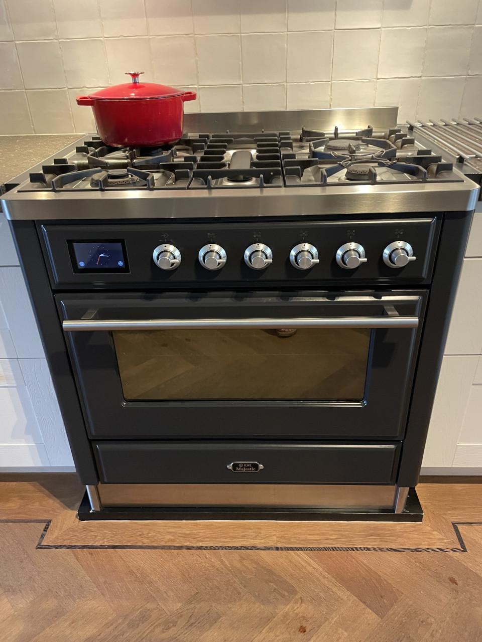 Gasfornuis met 90 cm. Elektrische oven (Ilve Majestic Techno 90 gas)