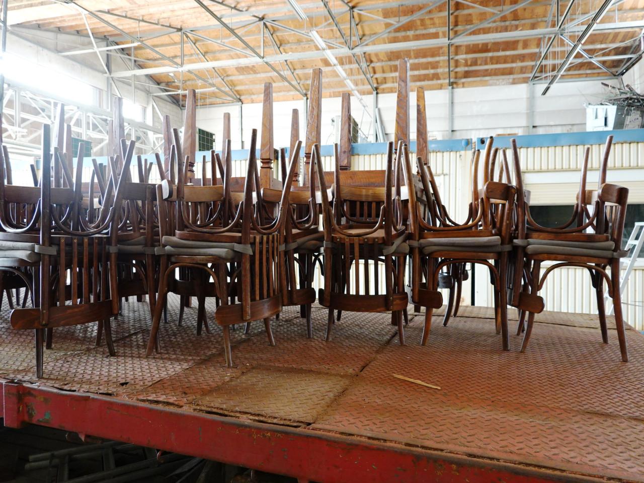 Partij horeca meubilair houten tafels, stoelen, bartafels, barkrukken