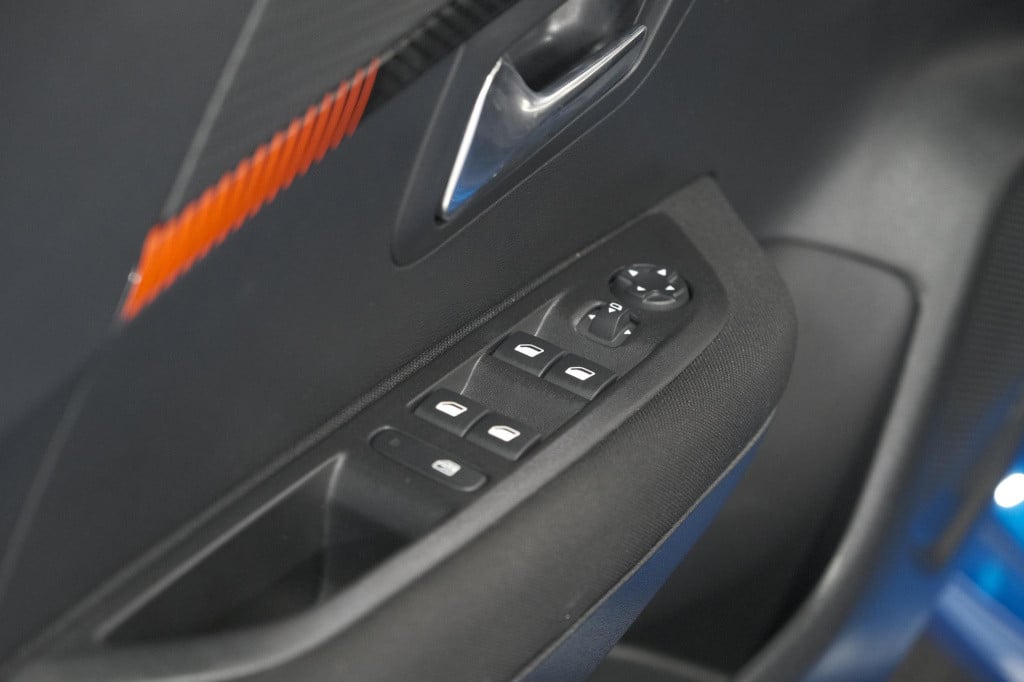 Peugeot 208 ev active 50 kwh | navigatie | apple carplay | climate control