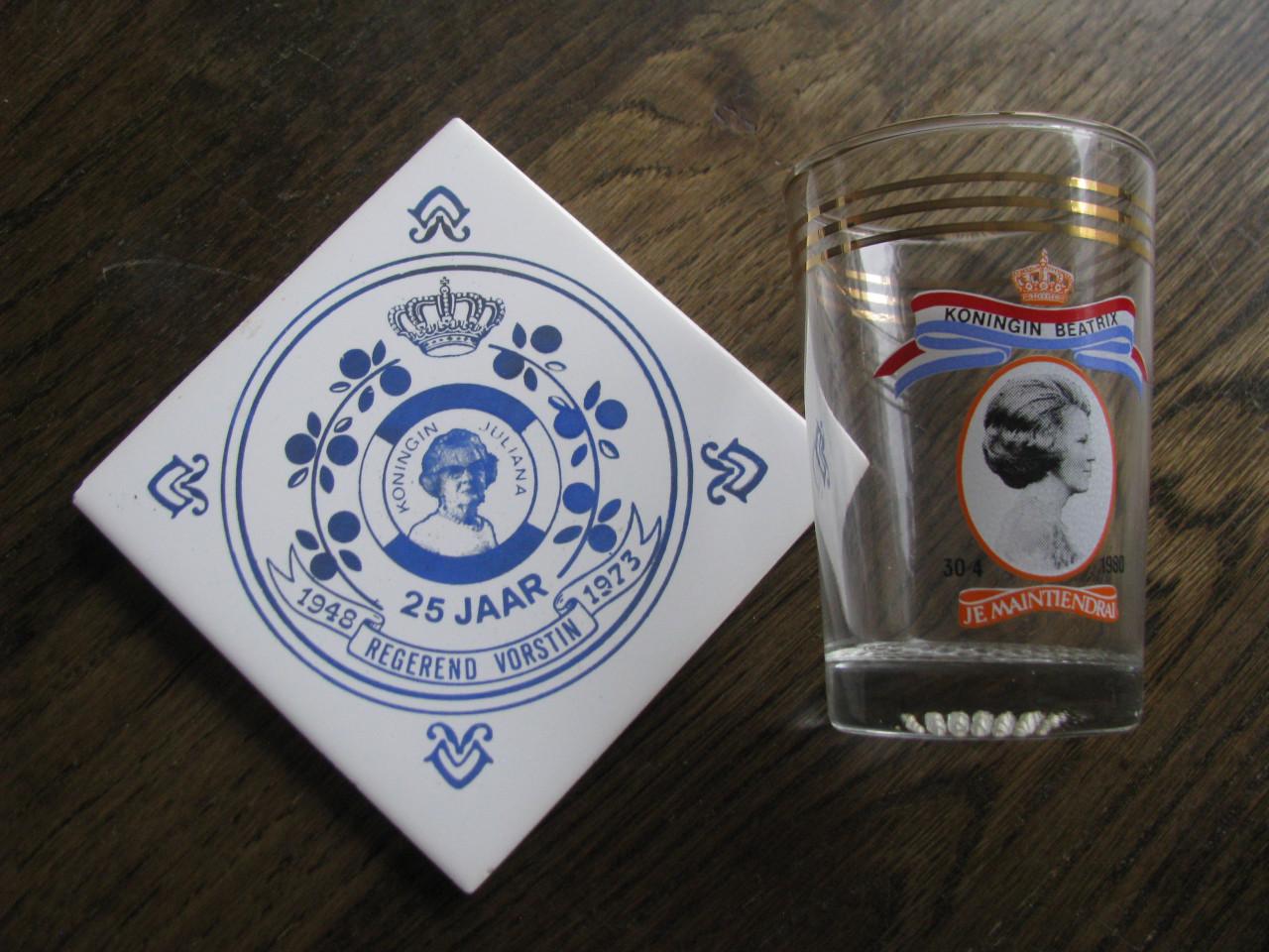 Tegeltjes van Juliana en Beatrix en glas van Beatrix.