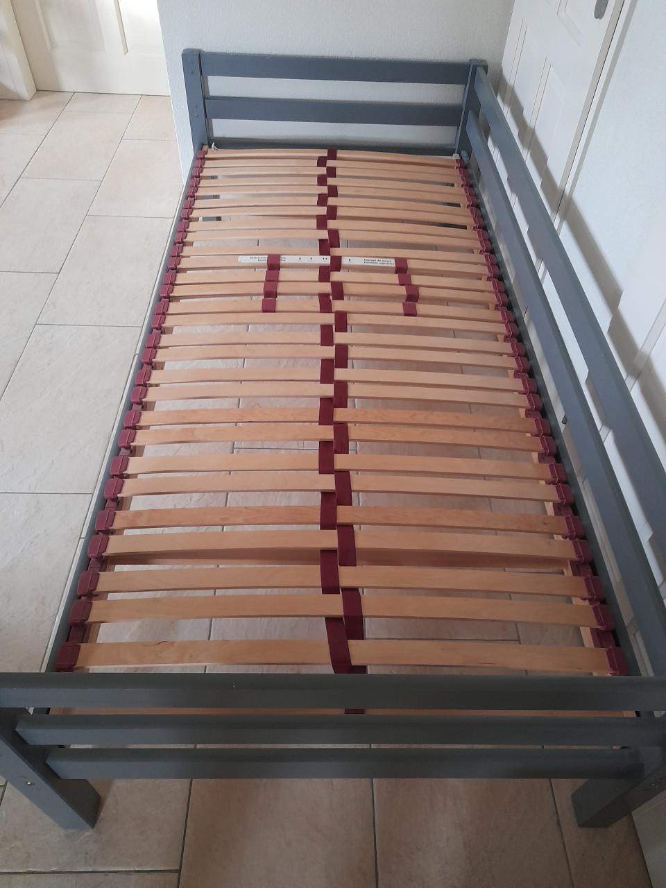 1 Persoons bed 90 x 200 (in goede nette  staat )