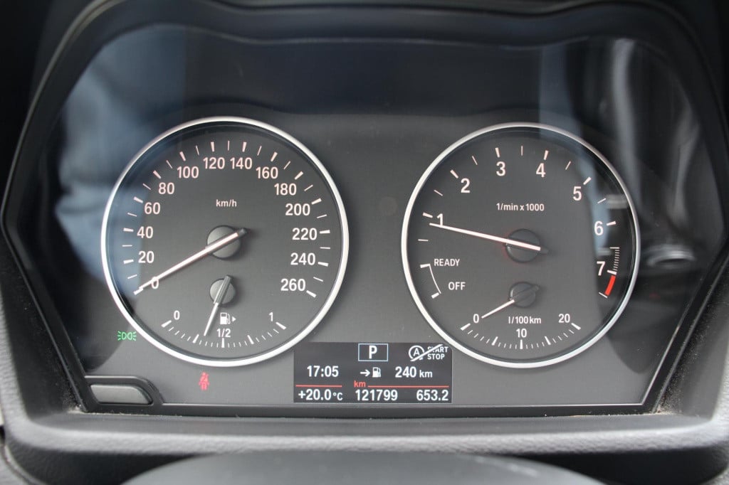 BMW X1 xdrive20i sport line automaat - led - pano - navi - stoel verw - cru
