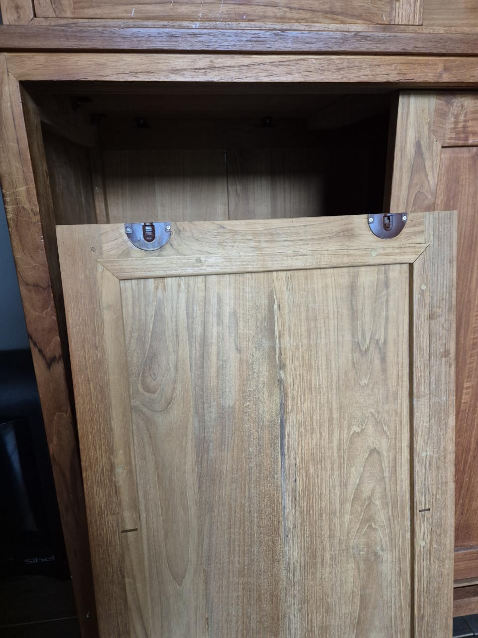Kast van teakhout