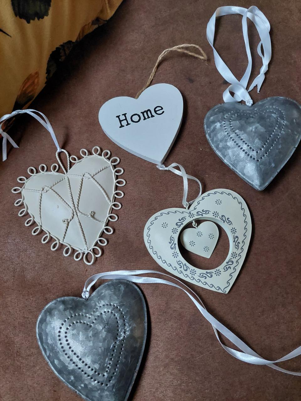 5 hartjes (kerstboom)hangers beige/zilver