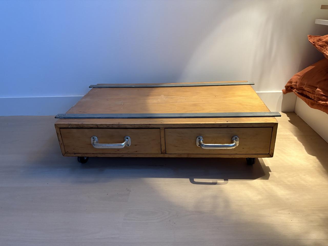 Verschillende kisten en bijzettafels