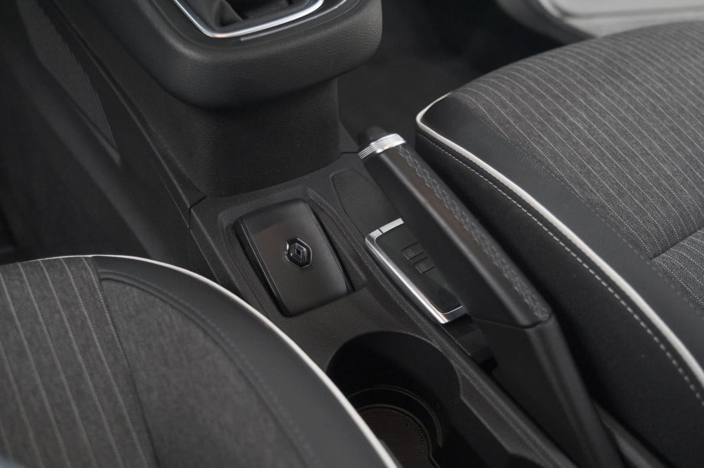 Renault Clio tce 100 intens | parkeersensoren | apple carplay | climate con