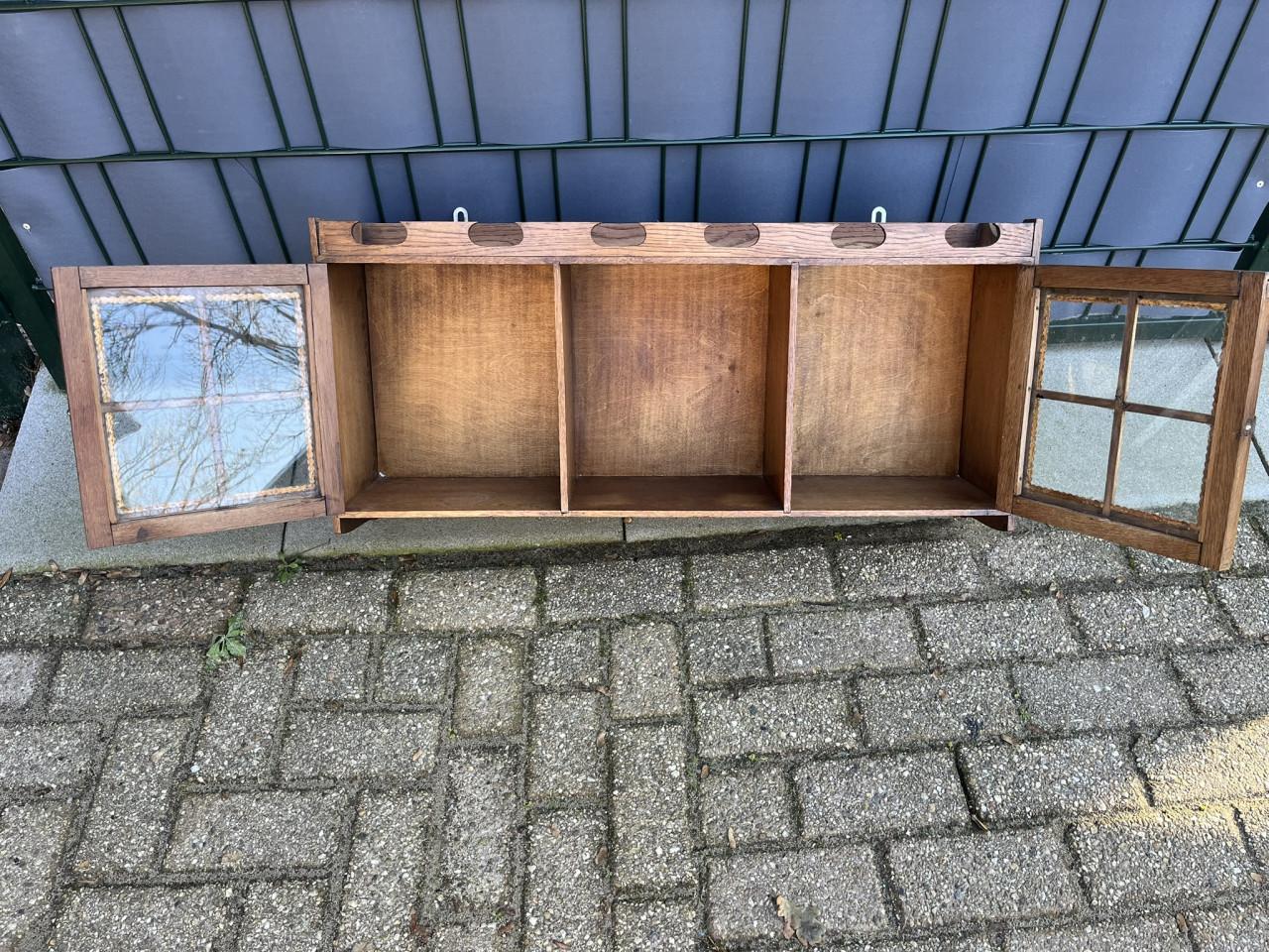 Wandkastje met glazen deurtjes