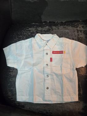 Wit overhemd met drukknopjes. Feetje: maat 62 ZGAN 100%katoen