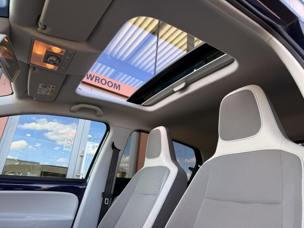 Volkswagen E-up! | pano | stoelverwarming | voorruitverwarming | cruise | d