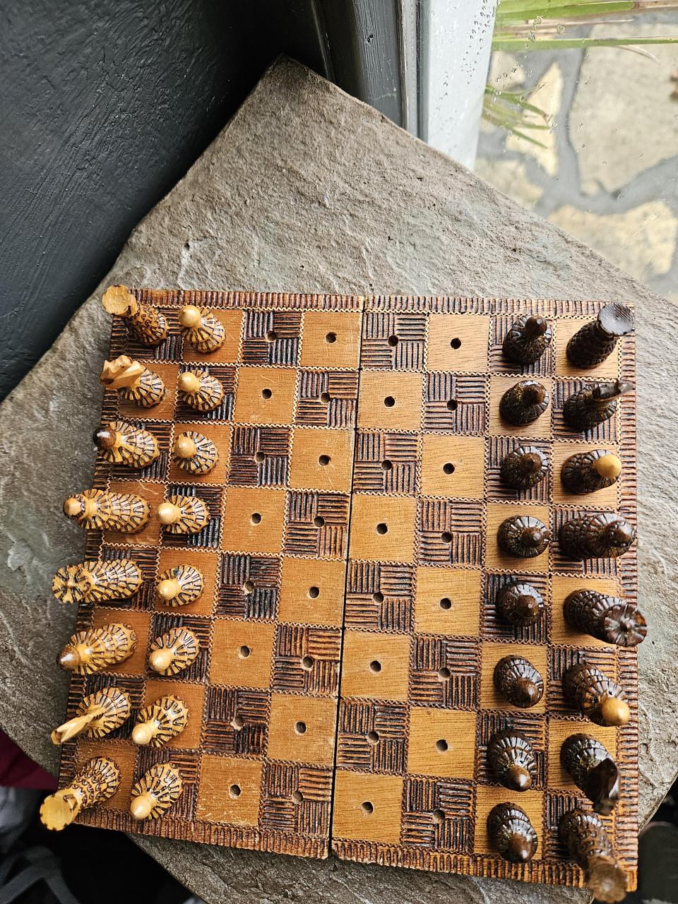 Prachtig Handgesneden houten schaakspel - Reisformaat