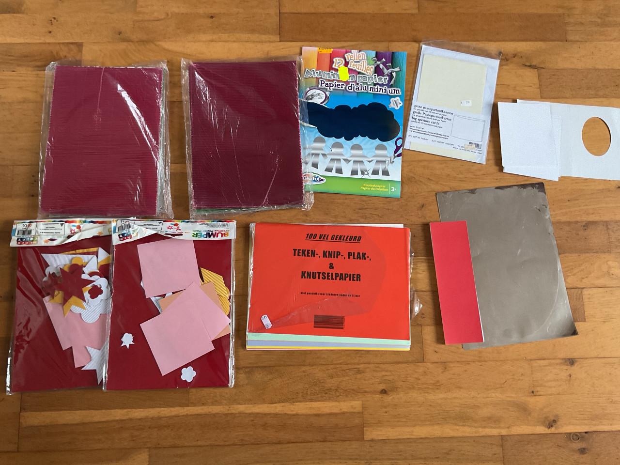 Knutselpakketten, papier, ribbelkarton enz. € 5