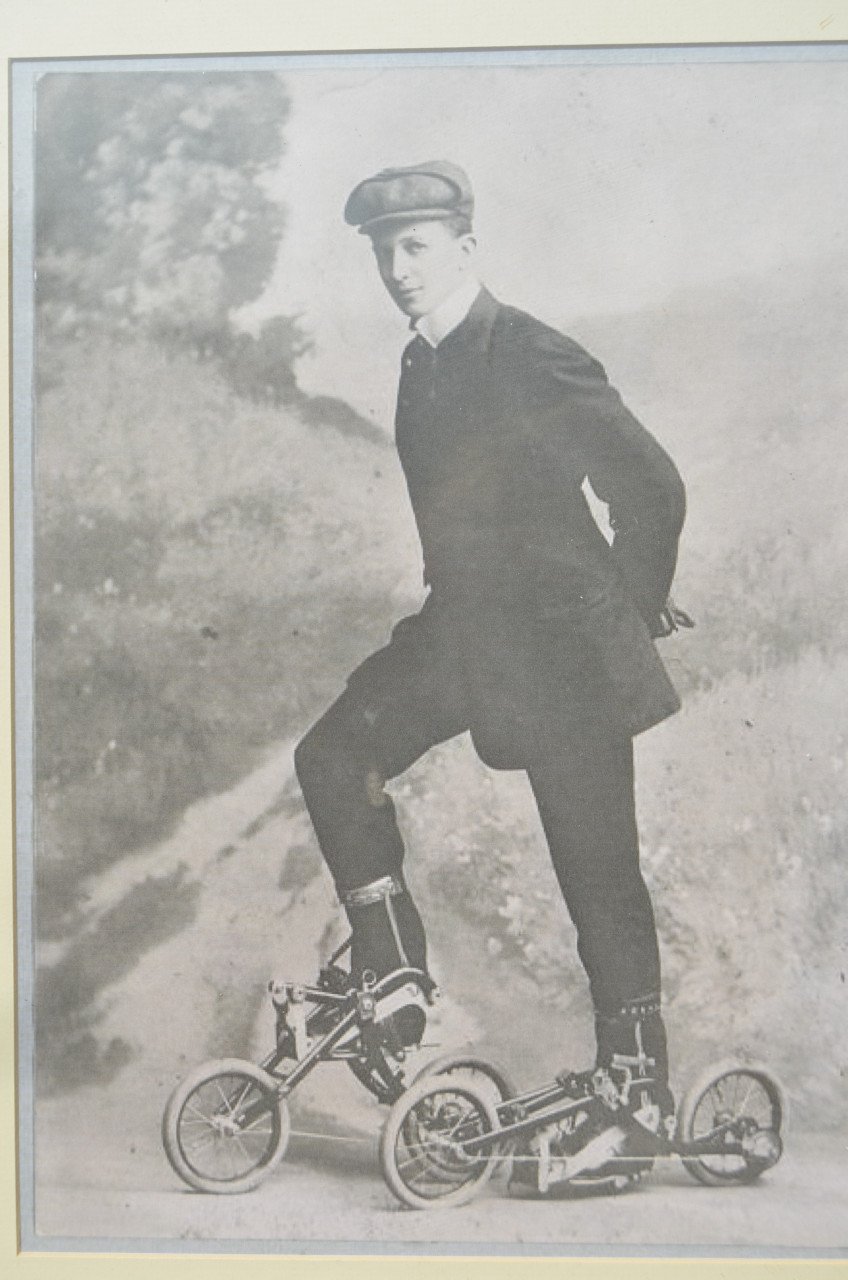 Gekke oude foto van een 'Skater' avant la lettre 1910