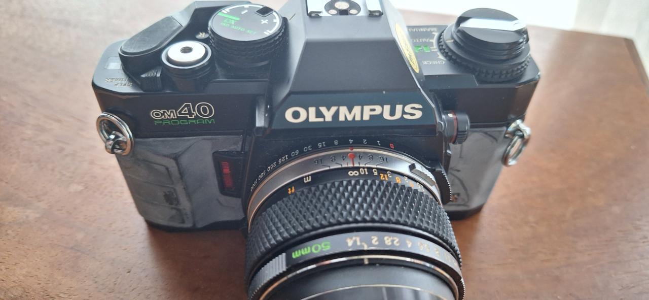 Olympus spiegelreflex camera (OM40) met diverse mooie lenzen