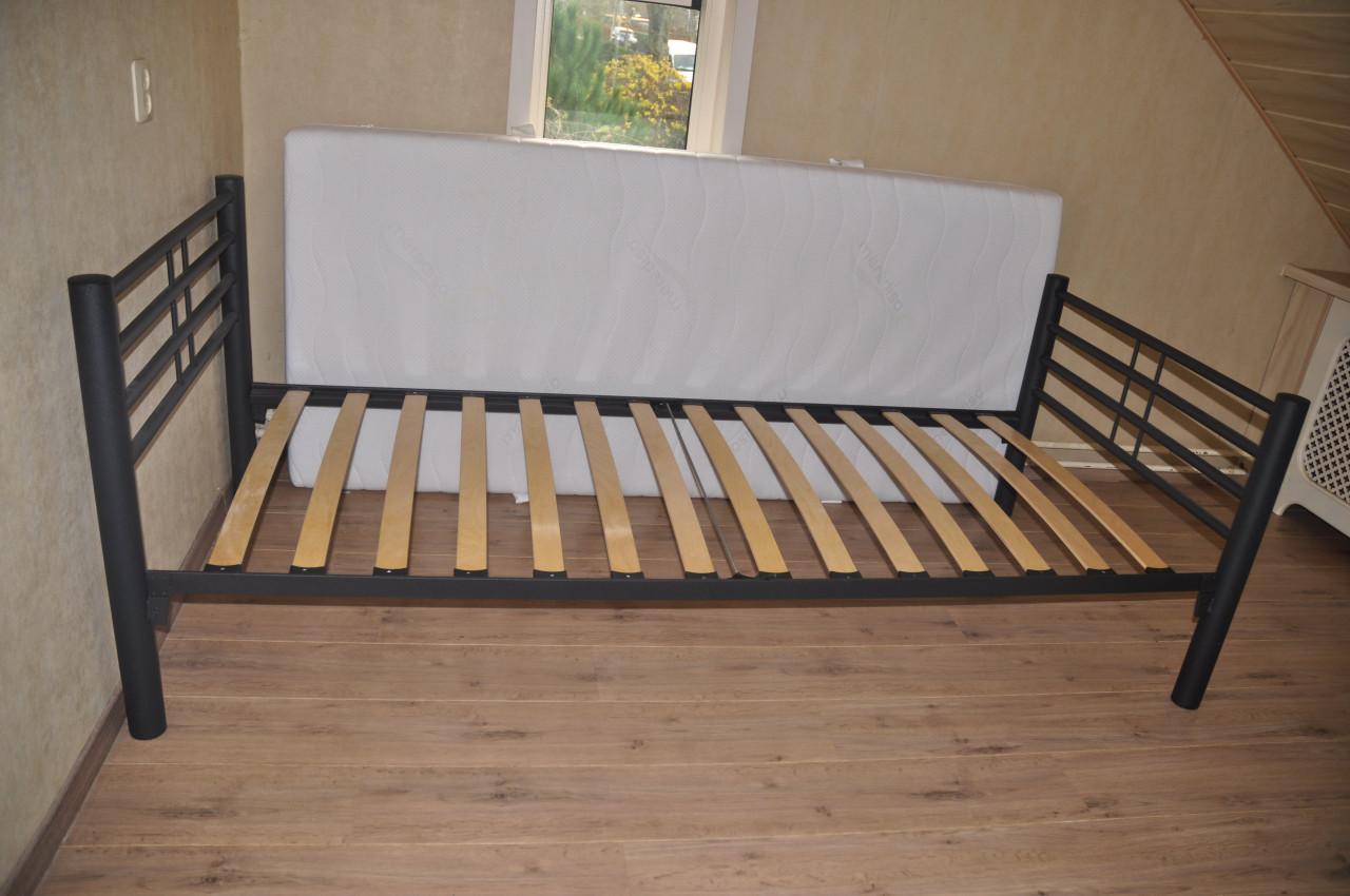 Twee  identieke eenpersoonsbedden compleet-als nieuw