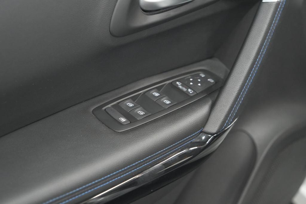 Renault Kadjar tce 140 edc limited | camera | dodehoekdetectie | apple carp