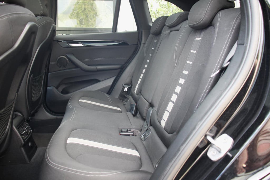 BMW X1 xdrive20i sport line automaat - led - pano - navi - stoel verw - cru