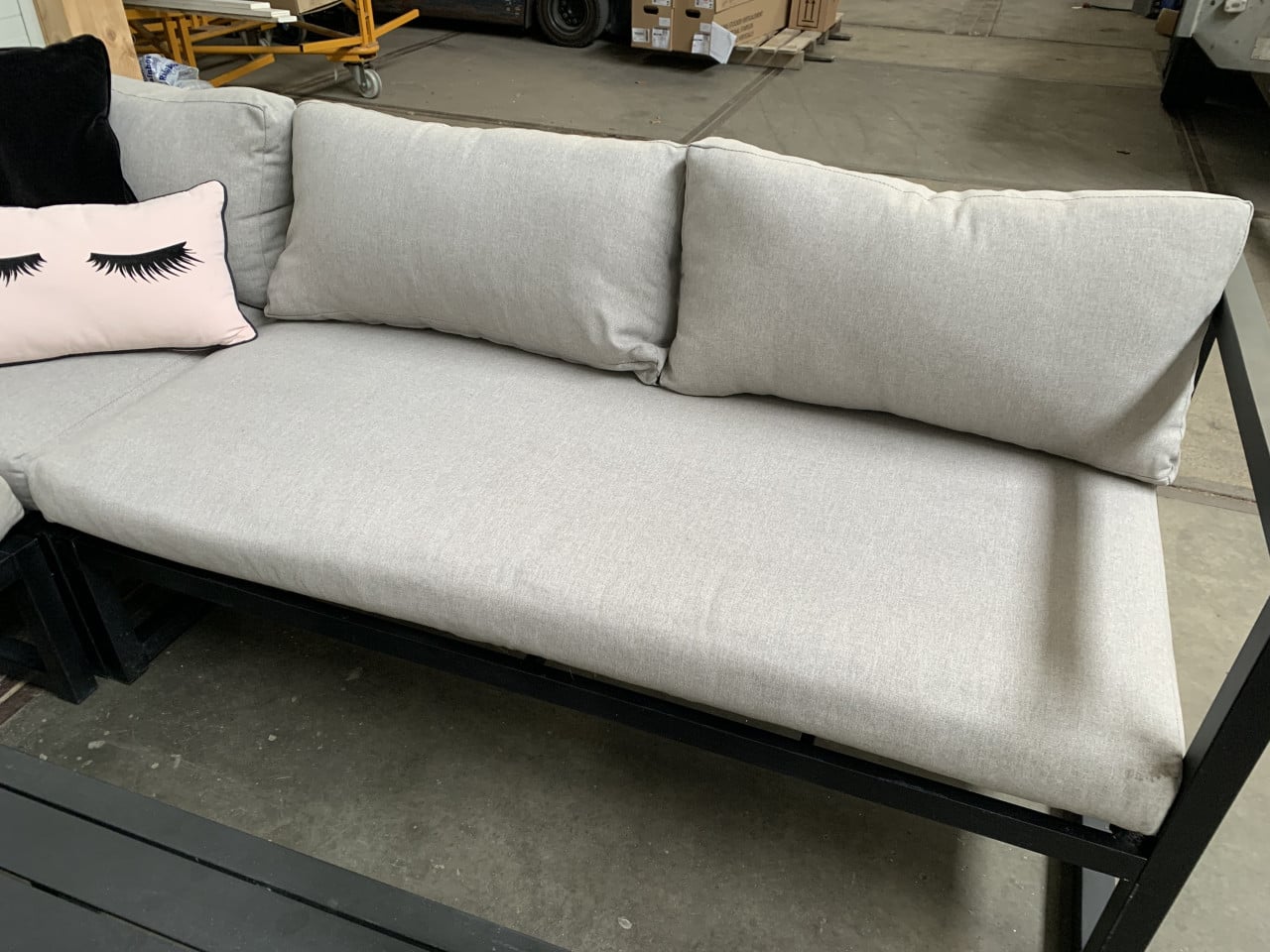 Zwart Alminium loungset met kussens en tafel.