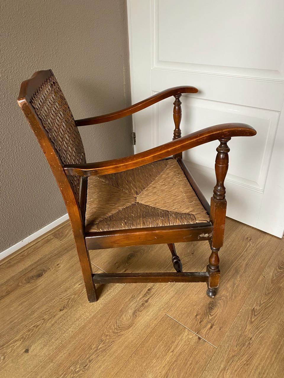 Antieke houten stoel gemat met webbing