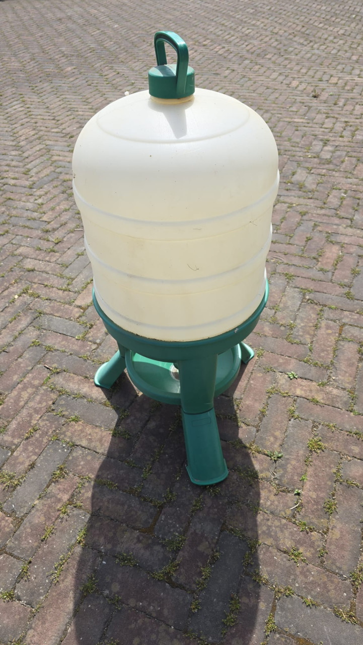 Kippen drinkautomaat